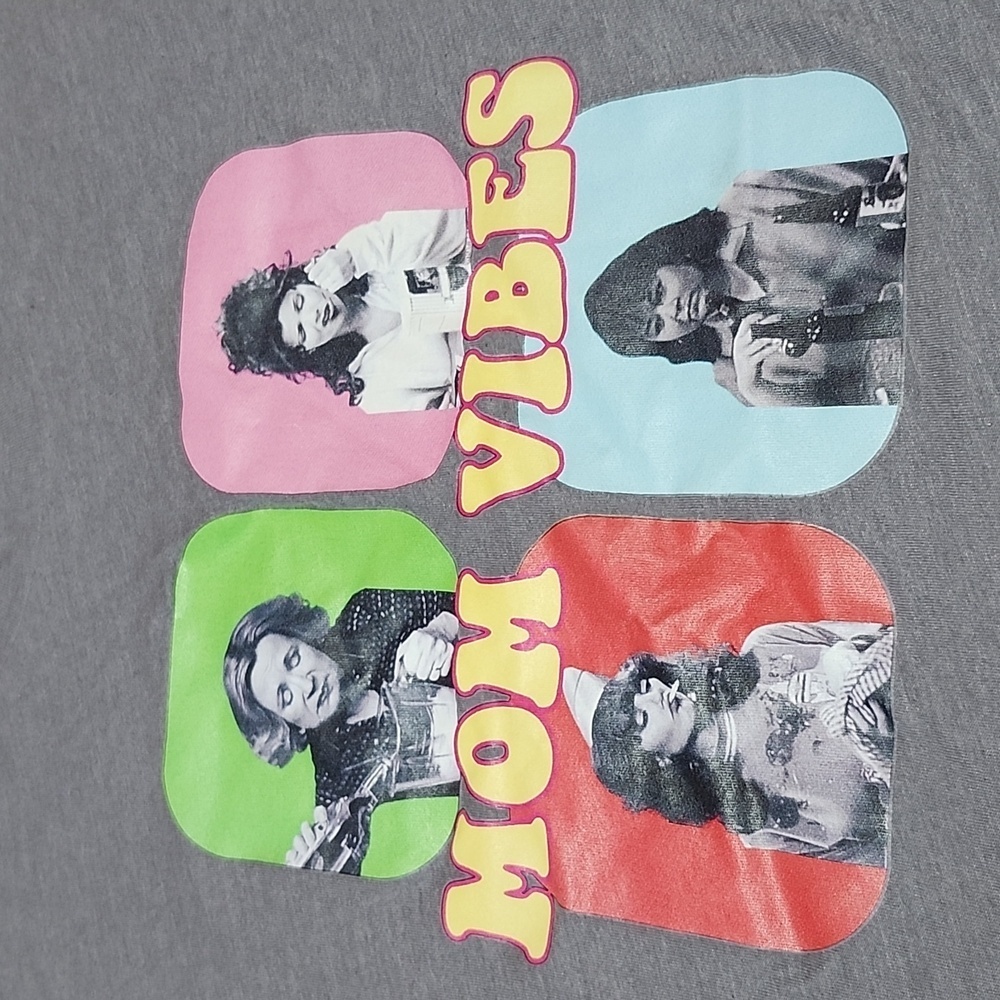 MOM VIBES CREW-NECK GRAY ICONIC SITCOM MOMS GRAPHIC TEE-SHIRT 2XL